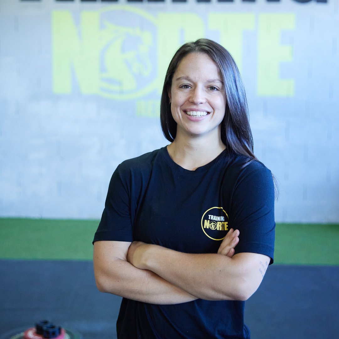 Alba Estrada dirigiendo una clase de CrossFit en su box
